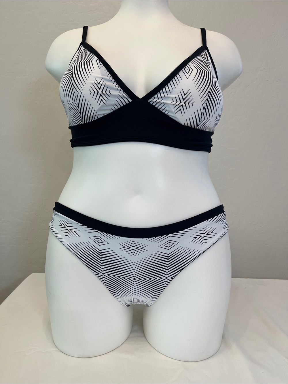 Black & White Geometric Bikini Set - Women Swim Bikinis